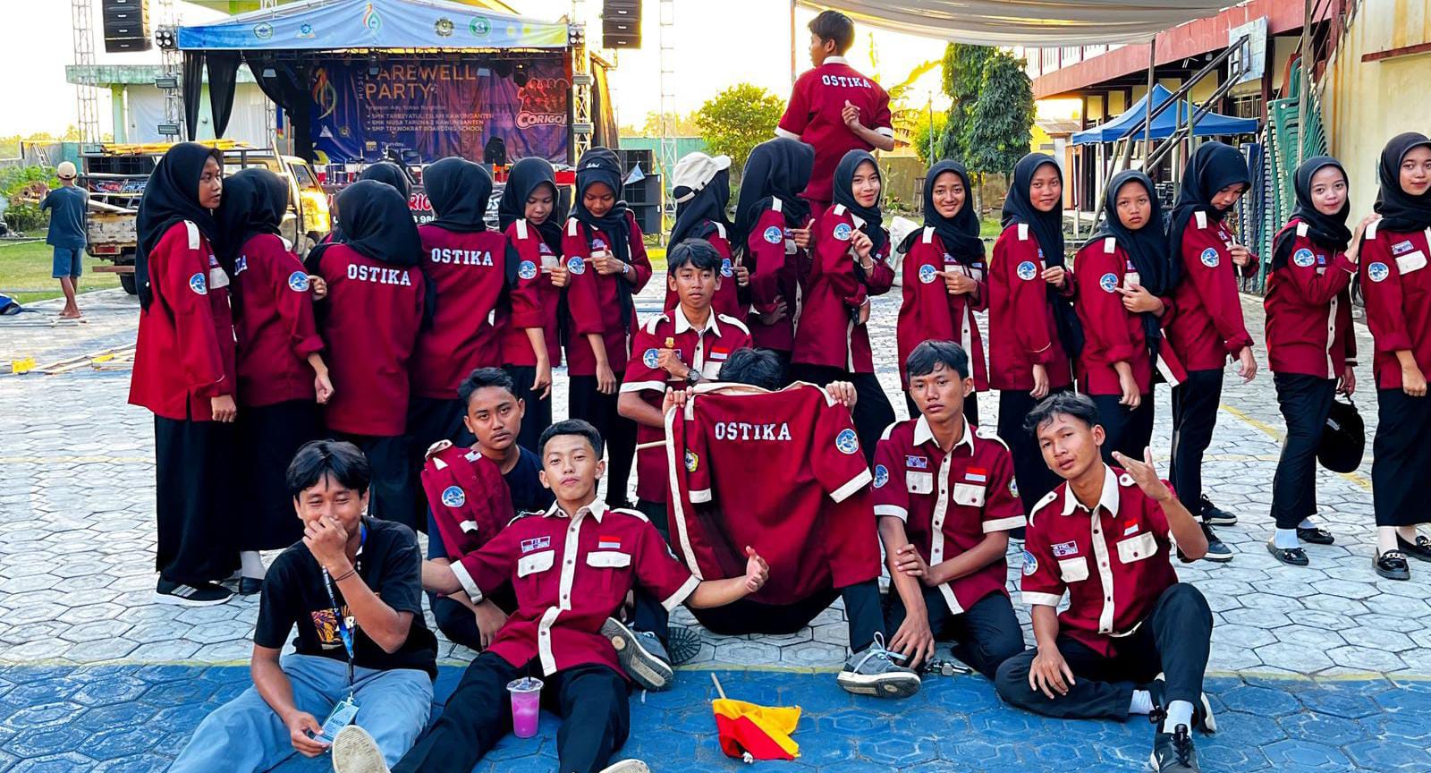 Kemeja PDH dengan saku dada dan logo TENX yang elegan